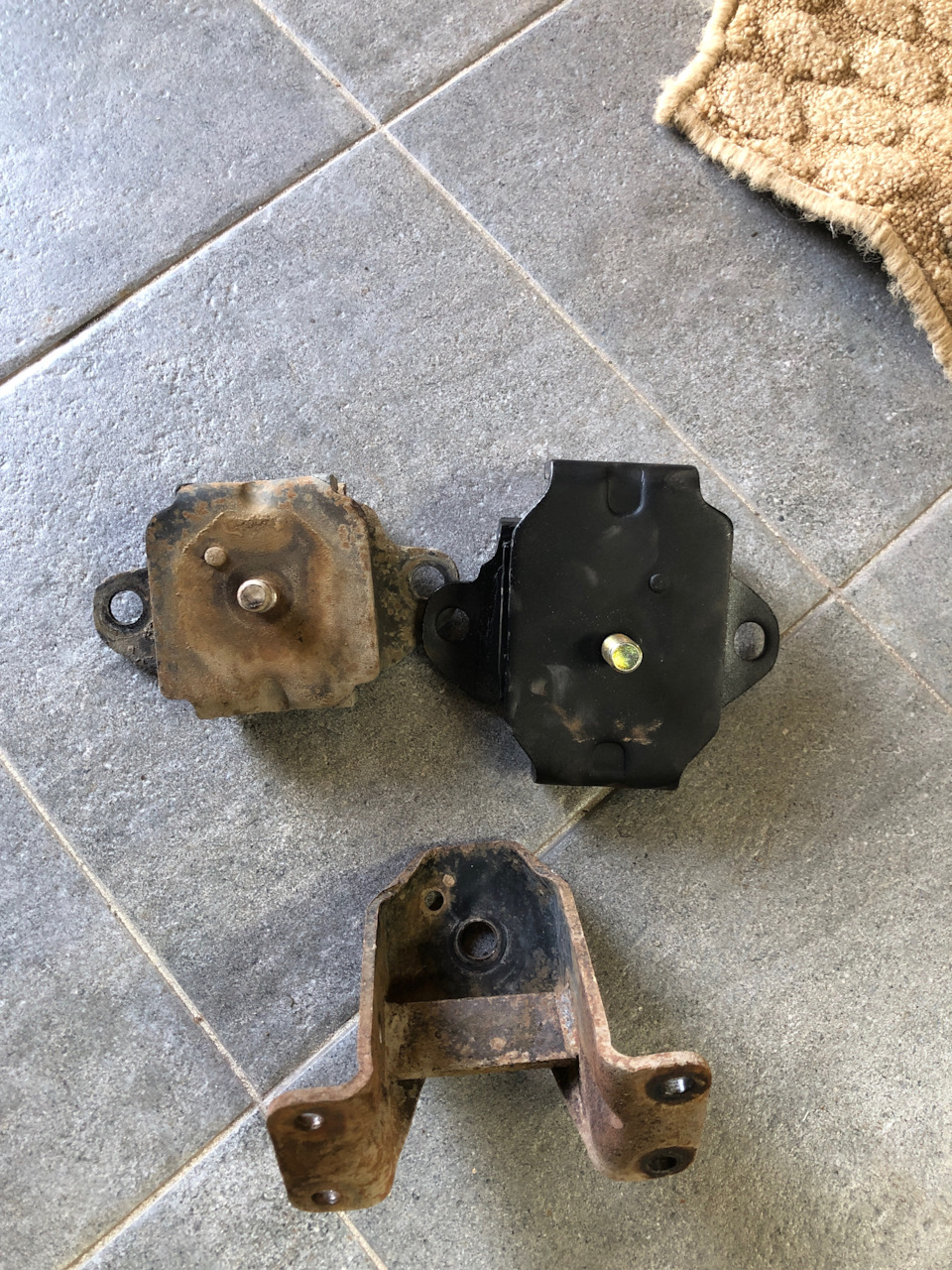 видно центрующий пин — Toyota Crown (S120)