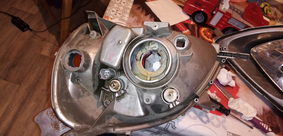 Как снять отражатель на фаре? — Toyota Yaris (p1), 1,3 л, 2002 года ...