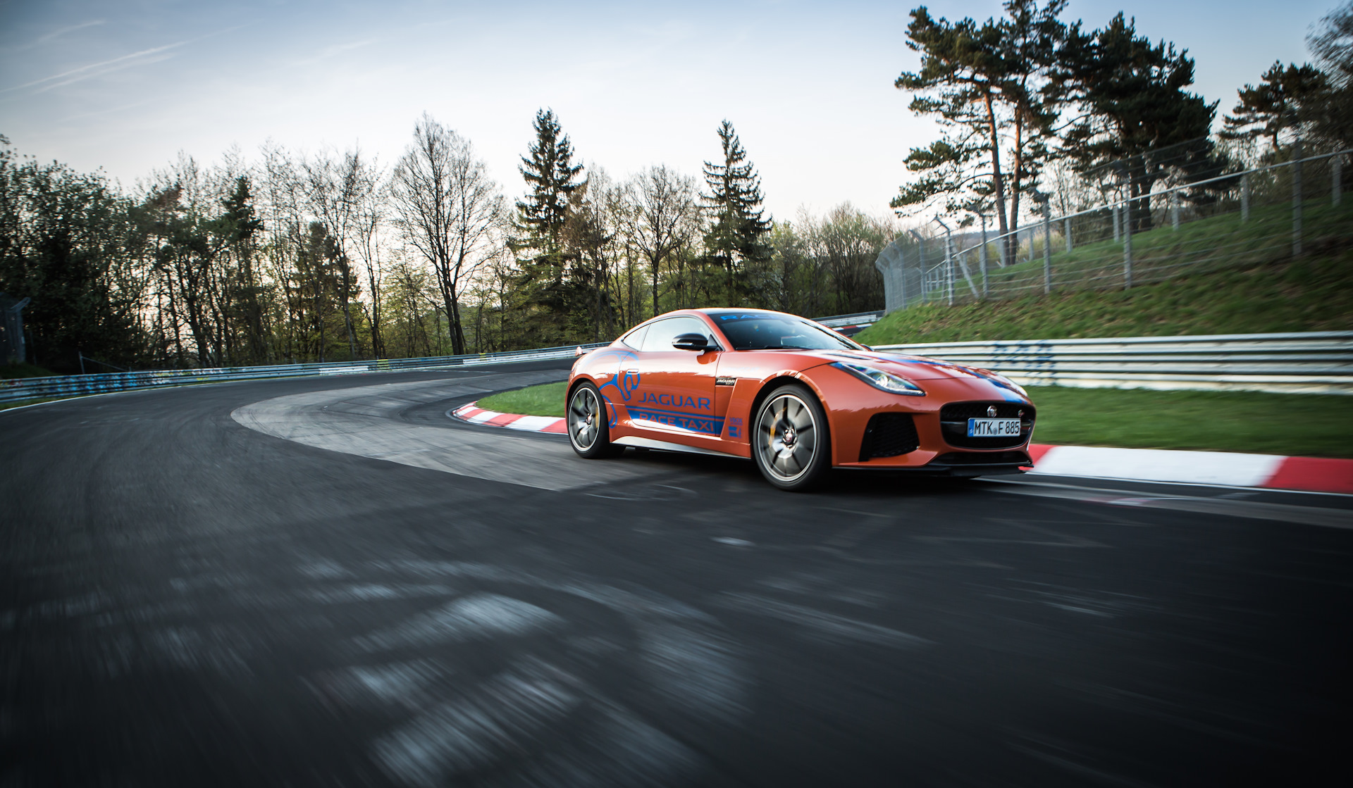 Виды drive. Jaguar f-Type гоночный. Nurburgring. Виды гонок. Гоночное такси фото.