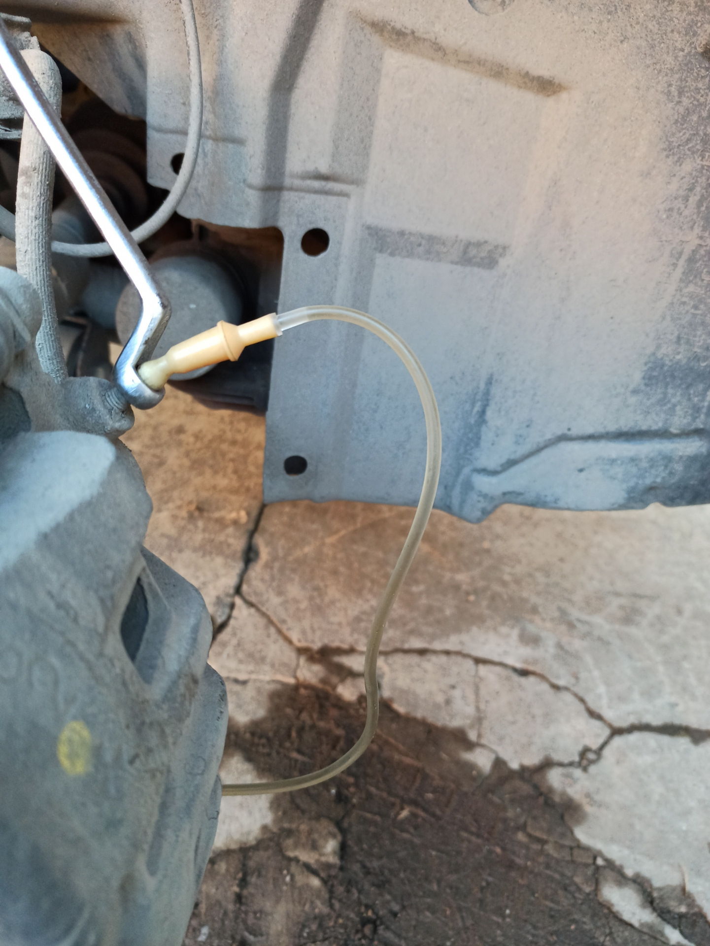 Замена жидкости Гура, замена тормозной жидкости, замена газовых упоров ...