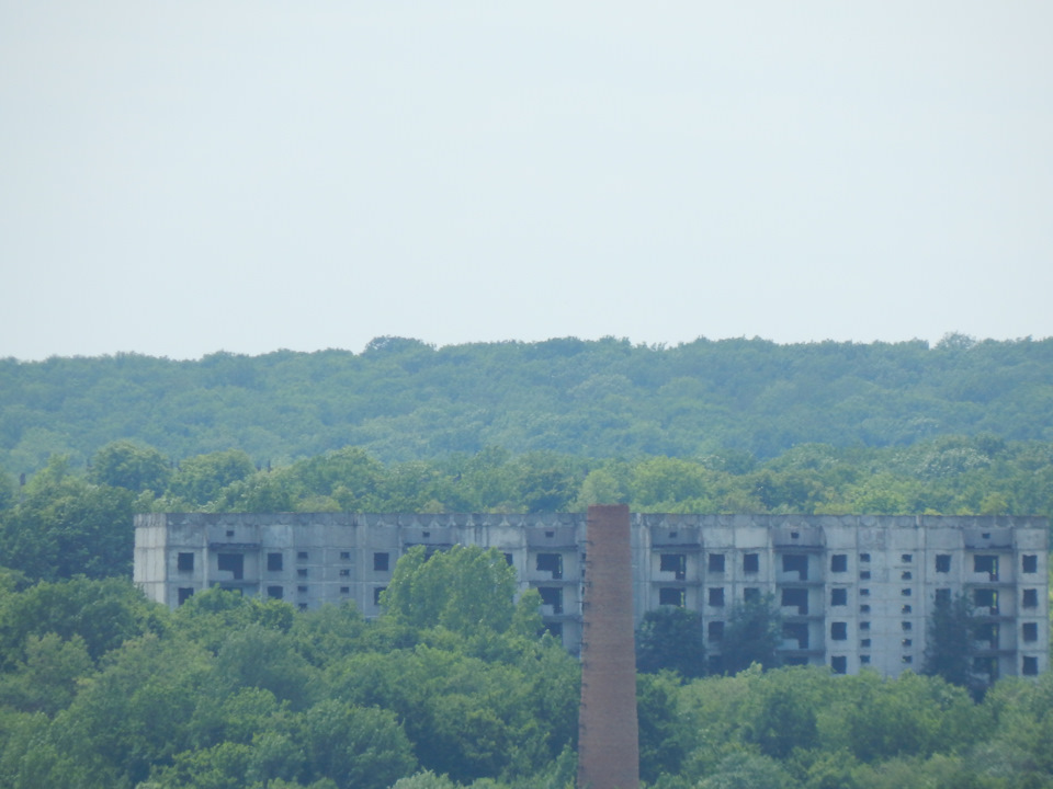 Труба котельной и заброшенный жилой дом со следами пожара. Поездка будет интересна тем кто любит исследовать заброшенные объекты. — Nissan X-Trail II (t31)