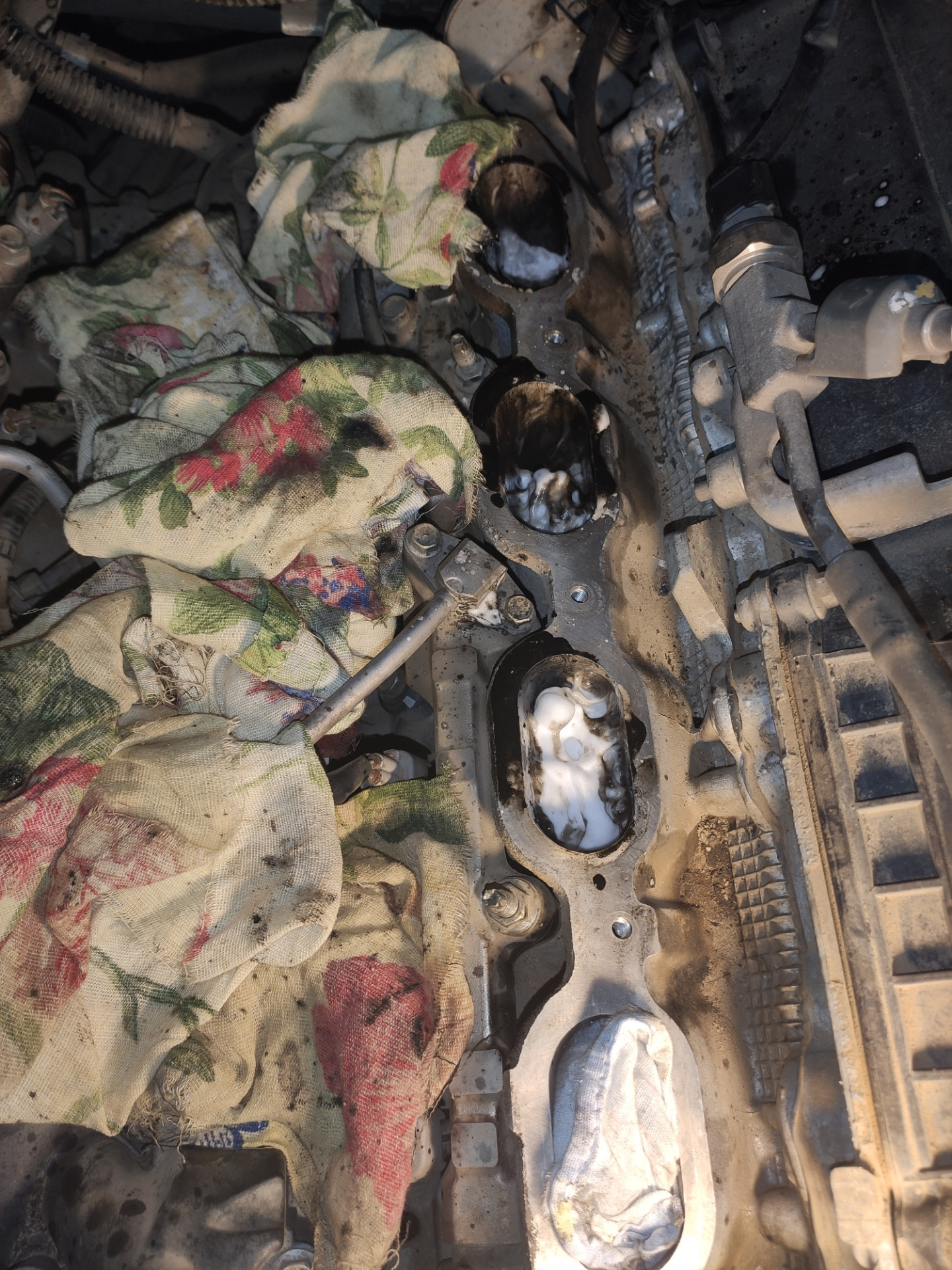 Чистка впускных клапанов. Замена прокладок клапанной крышки, замена ...