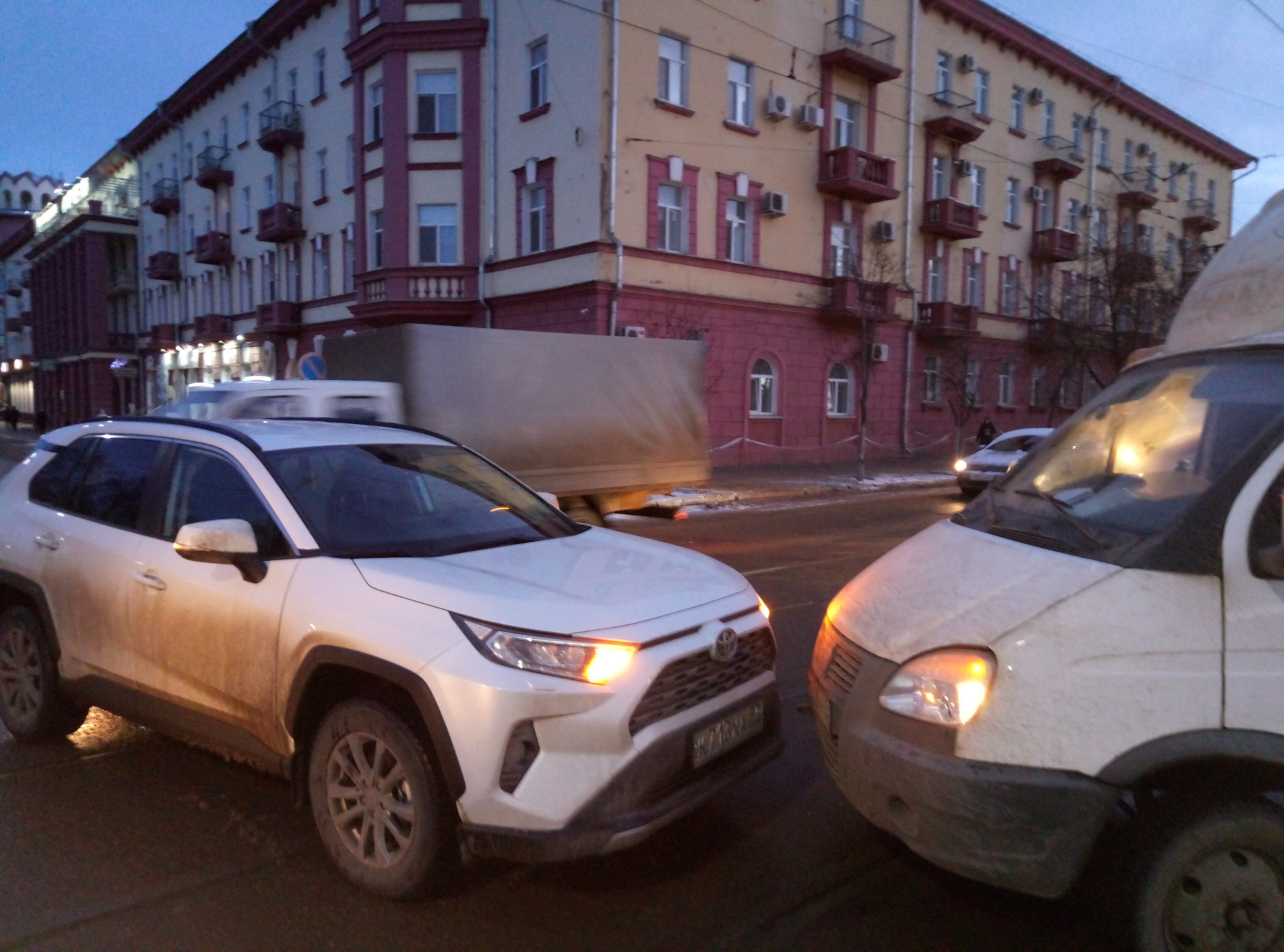 Первый поцелуй дебила — Toyota RAV4 (5G), 2 л, 2019 года | ДТП | DRIVE2