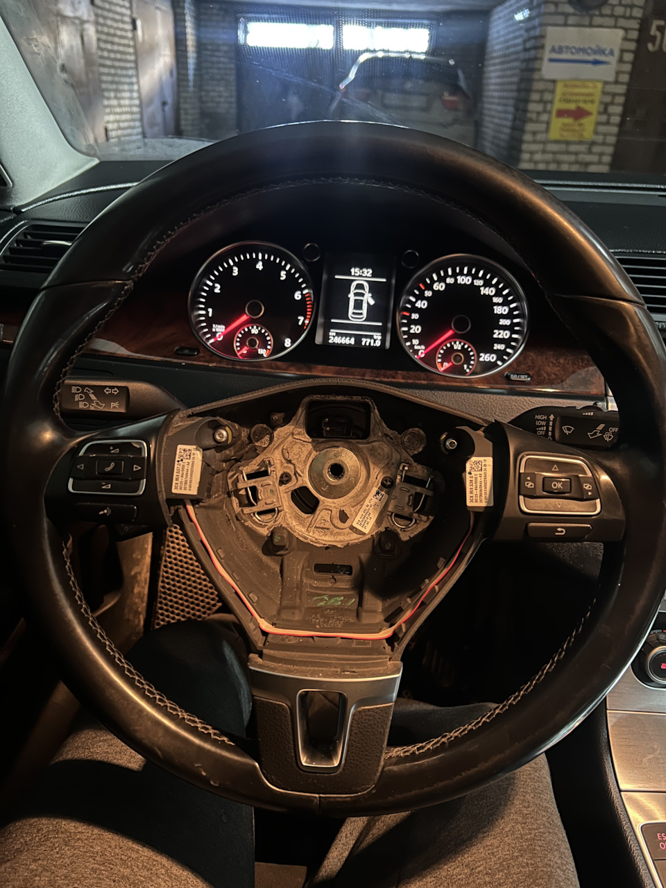 Руль с лепестками — Volkswagen Passat B6, 1,8 л, 2010 года | тюнинг ...