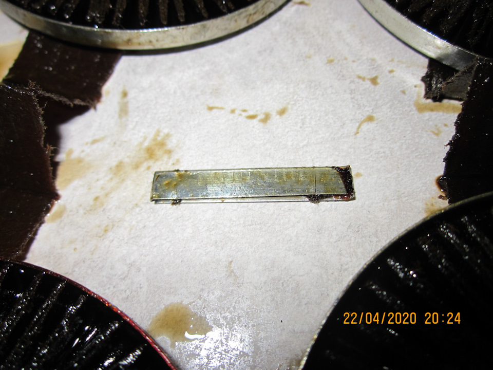 Металлический зажим свободных концов бумаги — Lada Vesta SW (1G). Запчасти на фото: 22042020