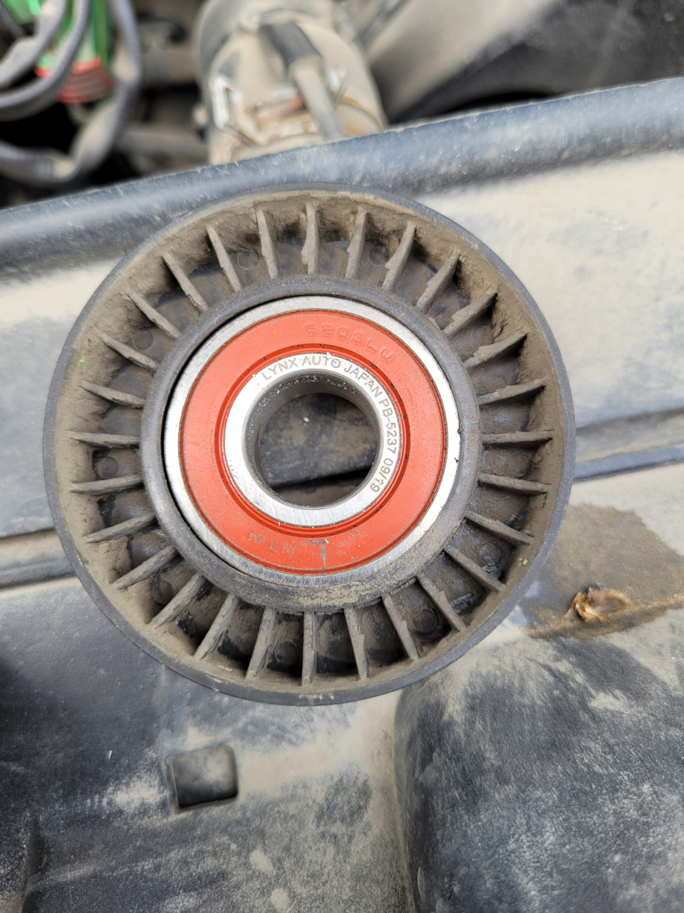 Шум натяжного ролика. Подшипник натяжителя ремня chevrolet cruze 1. Натяжной ролик шевроле круз 1. Шум натяжного ролика. 4 натяжка.