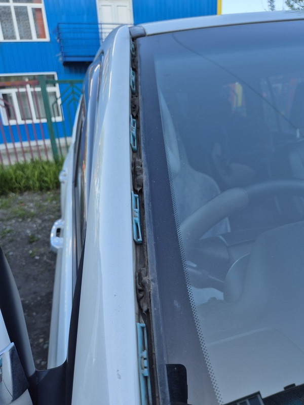 Отвалились боковые молдинги лобового стекла. — Toyota Land Cruiser ...