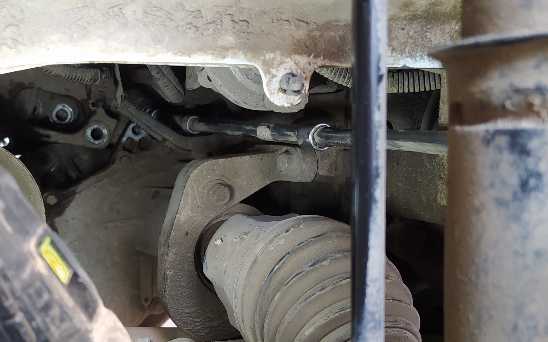 Биение колеса автомобиля. Крепление велосипедного колеса. Переборка двигателя. Демонтаж колеса автомобиля. Капремонт двигателя.