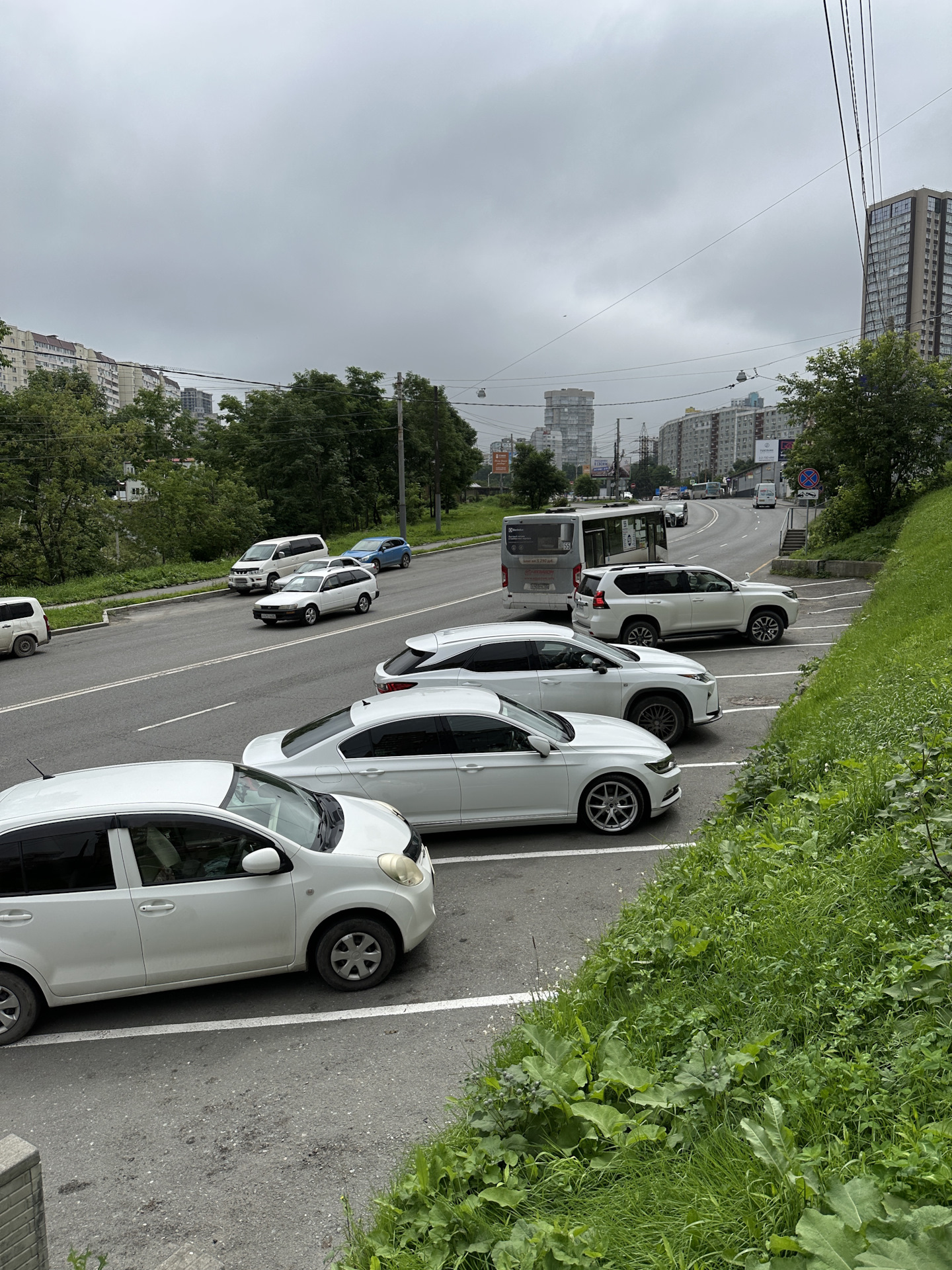 Фото с машиной на парковке