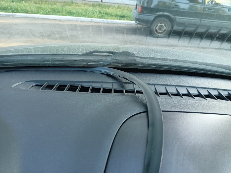 Резинка между панелью и лобовым стеклом — Lada Гранта Универсал, 1,6 л ...