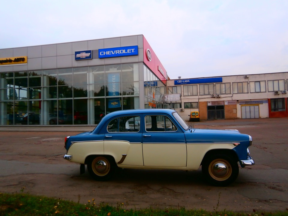 Дилер москвич. Рено Москвич. Автосалон Москвич. Автосалон АЗЛК. Автосалон Москвич в СССР.