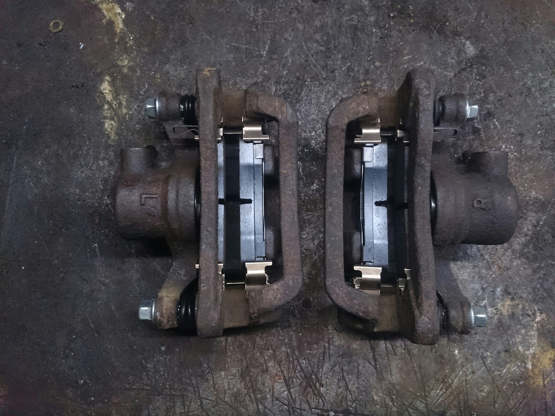 Направляющие переднего суппорта мицубиси спейс стар. Суппорт спейс стар. Держатель колодок задних суппортов митсубиси спейс стар. Суппорт спейс стар. Задний тормозной суппорт митсубиси грандис.