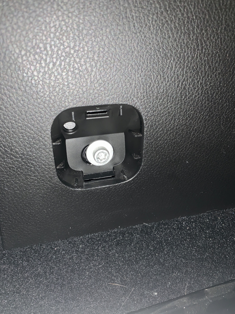 Крепление подлокотника. — Jeep Renegade, 1,4 л, 2015 года | своими ...