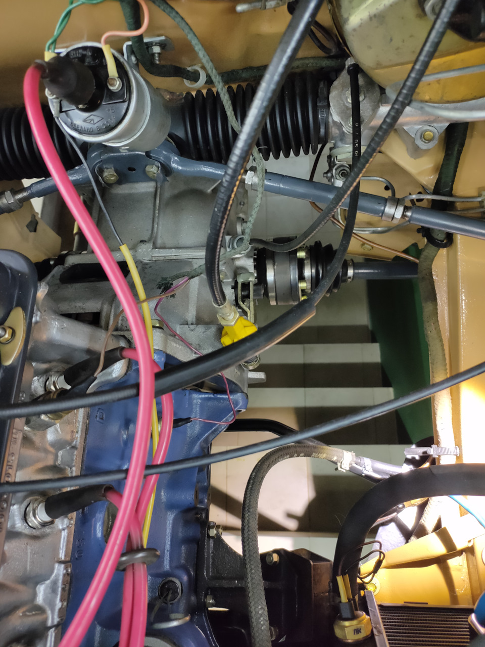 Под капотом первые года выпуска шел мотор от ВАЗ-2106 1.6L, пока завод пытался освоить мощности для выпуска новой линейки двигателей, но этого не случилось, а дальше Вы всё знаете — Москвич Святогор