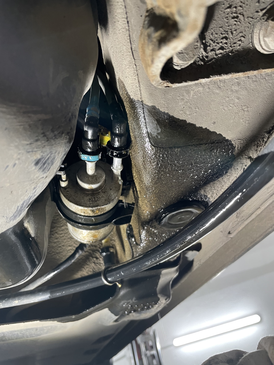 Замена топливного фильтра — Volkswagen Polo Sedan, 1,6 л, 2012 года ...