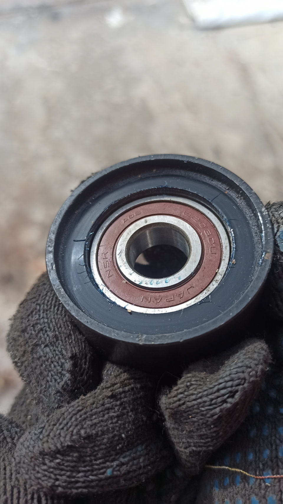 Замена подшипников натяжителя и паразитного ролика k4m — Renault Logan ...