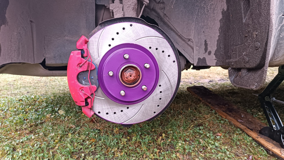 Замена передних тормозных дисков на слот+перфа — Ford Kuga (1G), 2,5 л ...