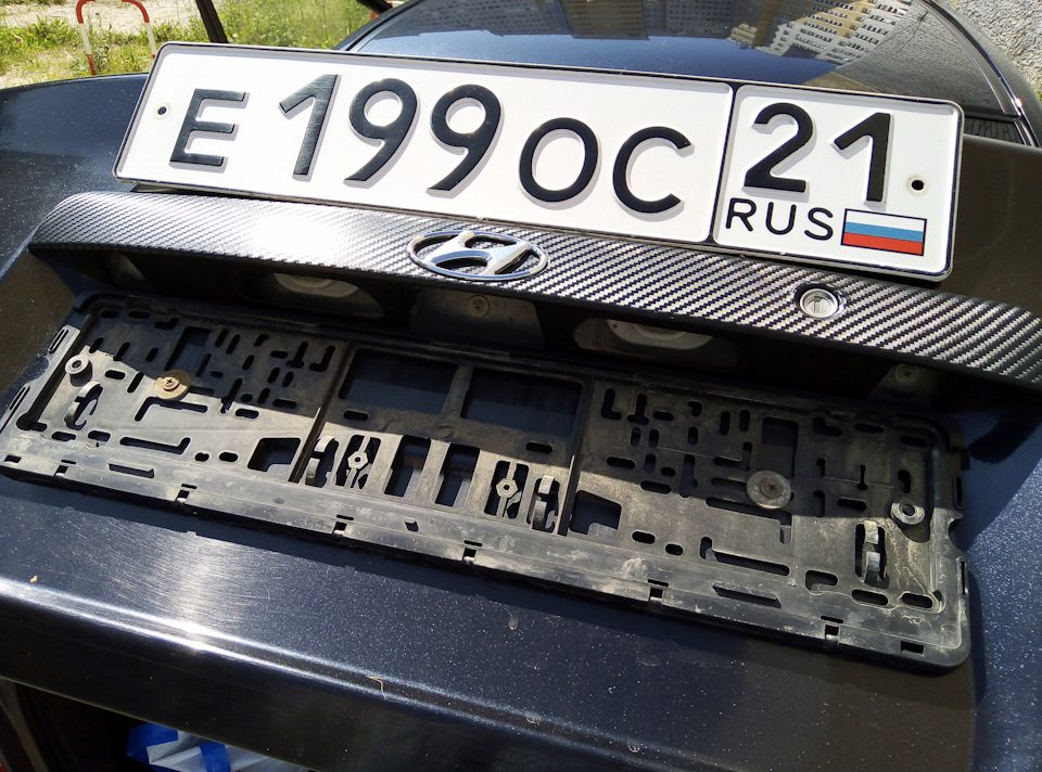 Номер в сторону. Видно, что пластиковая рамка просто закручена саморезом насквозь! Неужели по другому нельзя было сделать? — Hyundai Accent (2G)