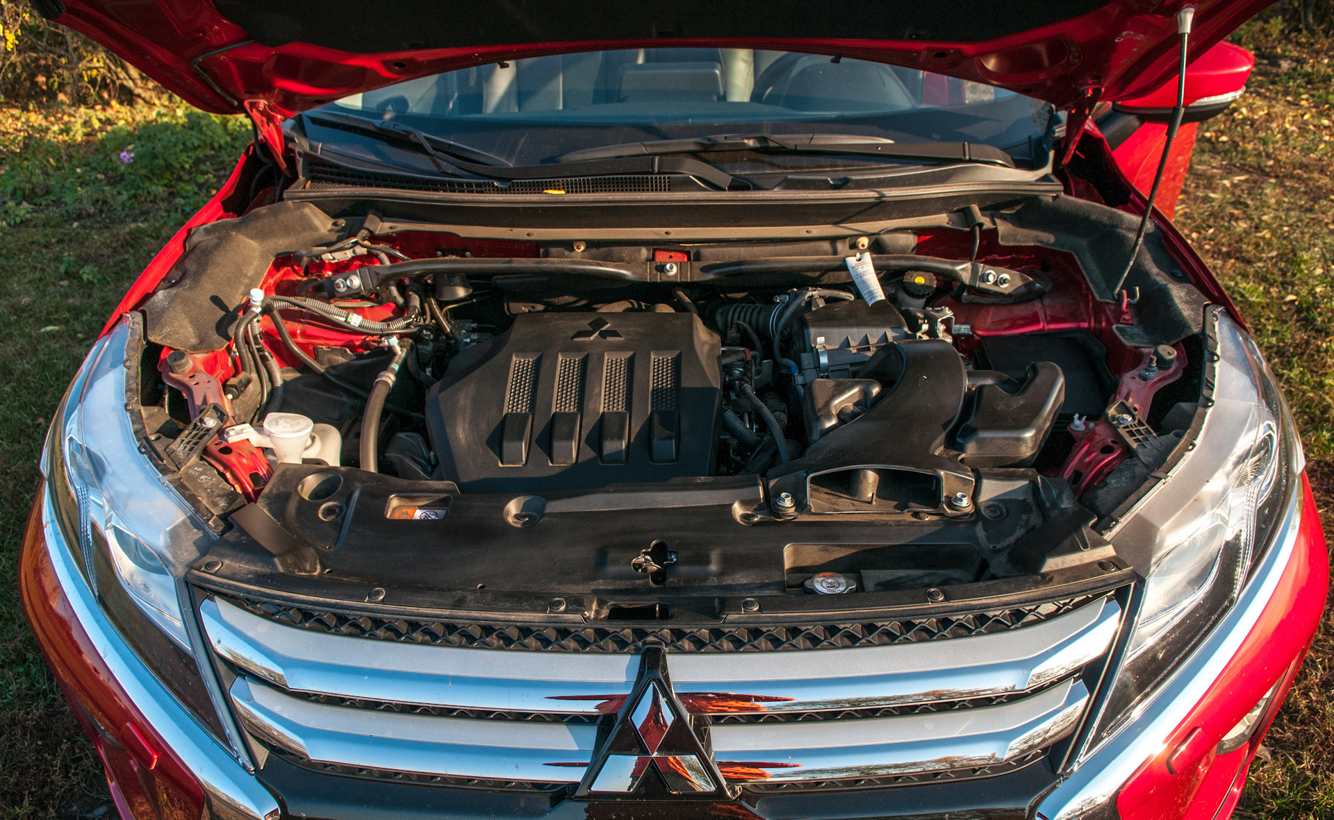 Mitsubishi eclipse cross аккумулятор. Мицубиси эклипс кросс. Митсубиси эклипс кросс двигатель 1. Митсубиши эклипс кросс акб. Eclipse cross акб.