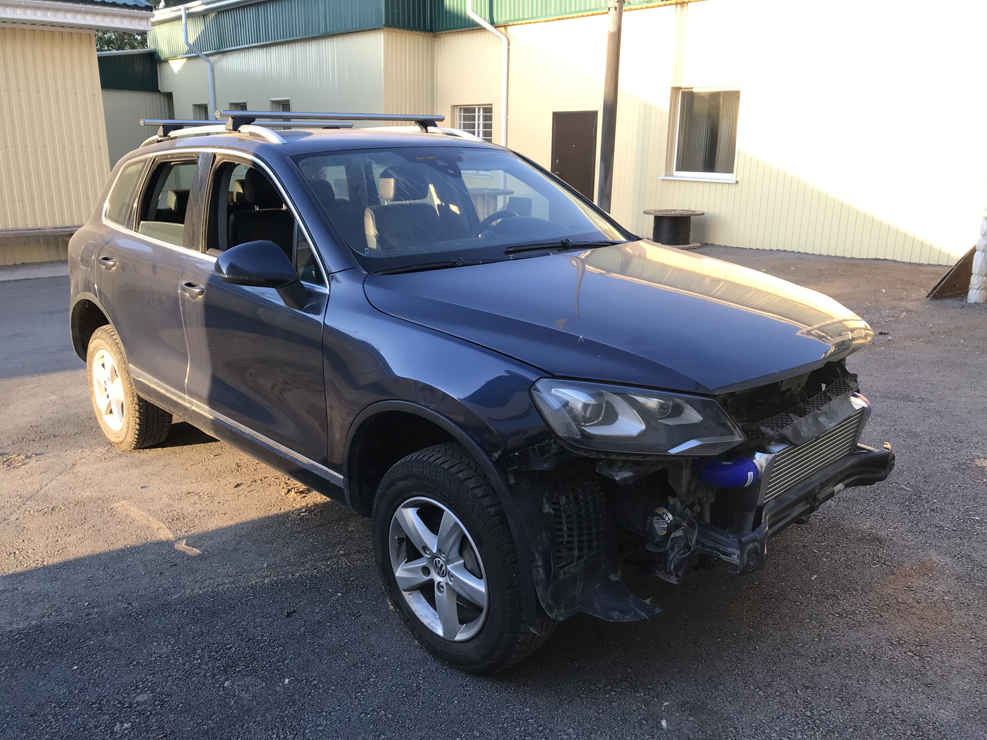 После туарега. Туарег после ДТП. Туарег после аварии тотал. ДТП Volkswagen Touareg в Чебоксарах.