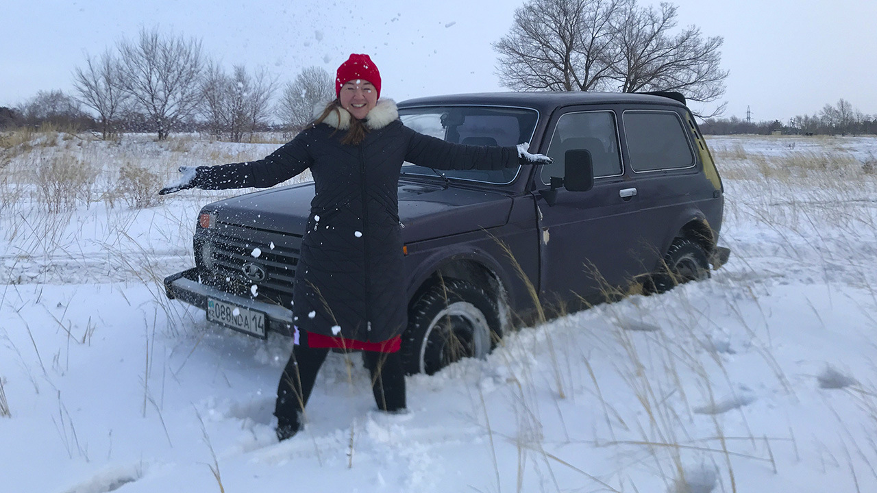 Девушка за рулём внедорожника Нива — Lada 4x4 3D, 1,6 л, 1995 года | видео  | DRIVE2