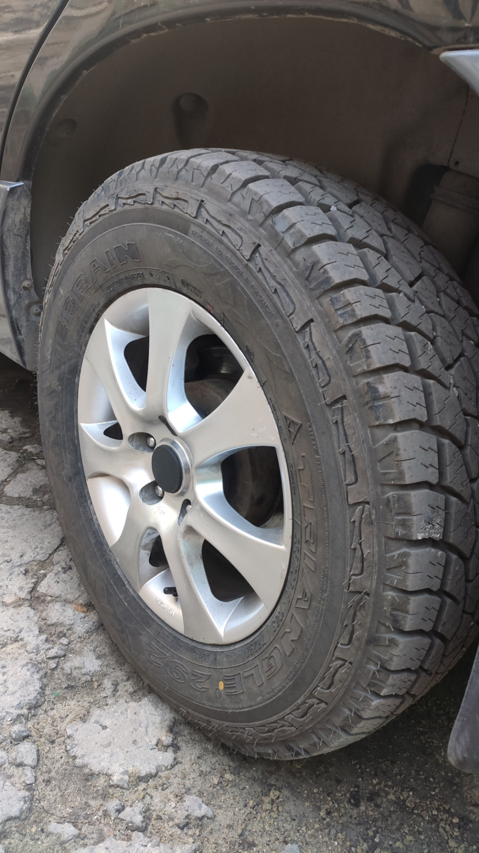 Резина Triangle TR292 235/70 R16 106S — Hyundai Santa Fe (1G), 2,4 л, 2005  года | шины | DRIVE2