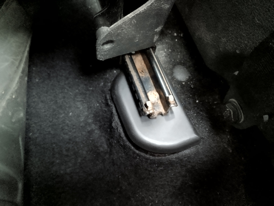 Накладки на крепления сидений — Renault Logan (1G), 1,6 л, 2011 года ...