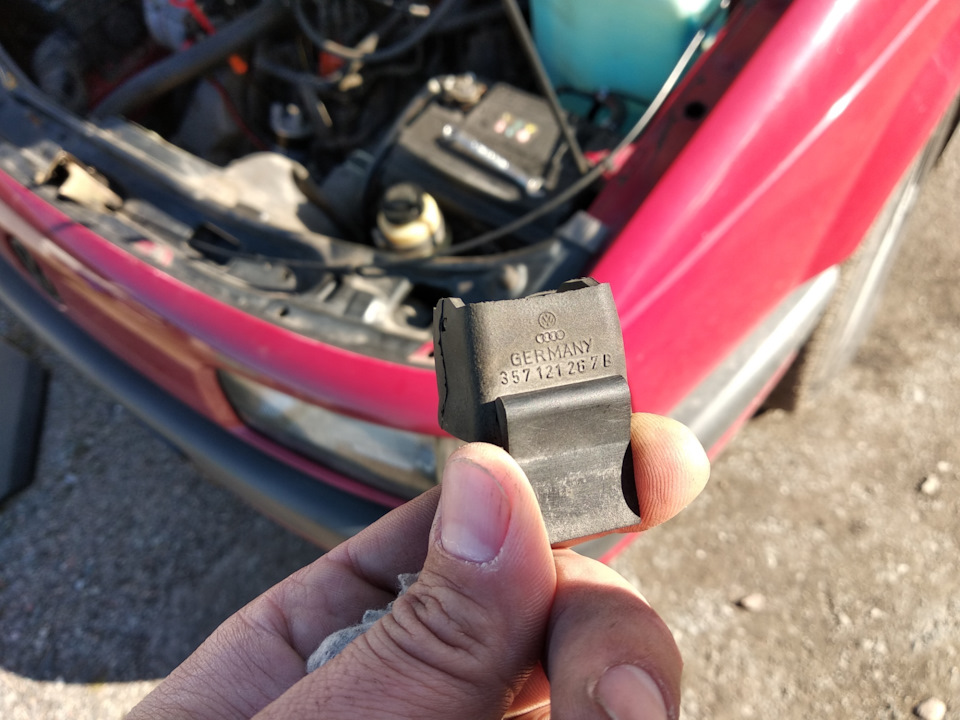 Крепление радиатора vw passat b3. Крепление двигателя vw passat b3. Крепления радиатора пассат б3. Volkswagen passat b4 крепеж радиатора. Крепления радиатора пассат б3.