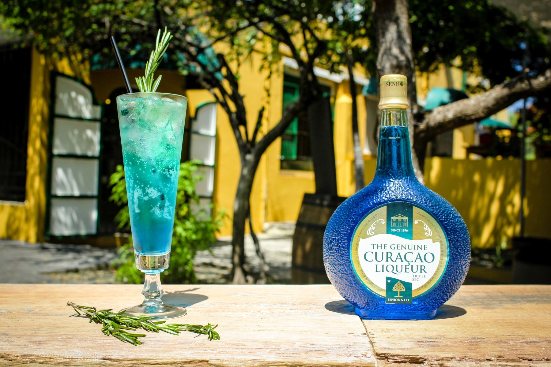 Коктейль алкогольный с сиропом голубая. Blue Curacao ликер. Кюрасао Блю ликер голубая Лагуна. Синий ликер Блю Кюрасао. Голубой ликер Блю Кюрасао алкогольный.