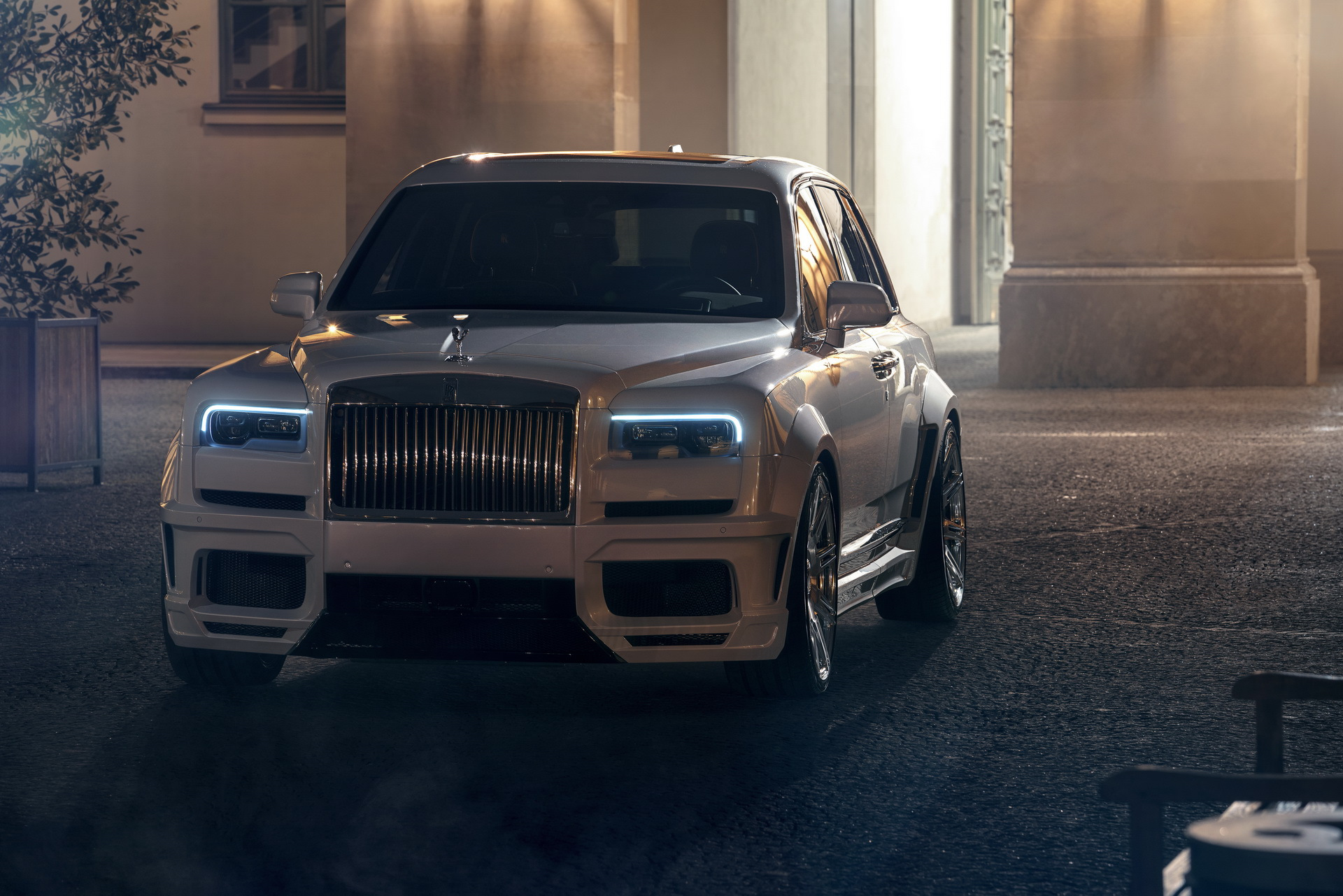 Rolls Royce Cullinan ночью