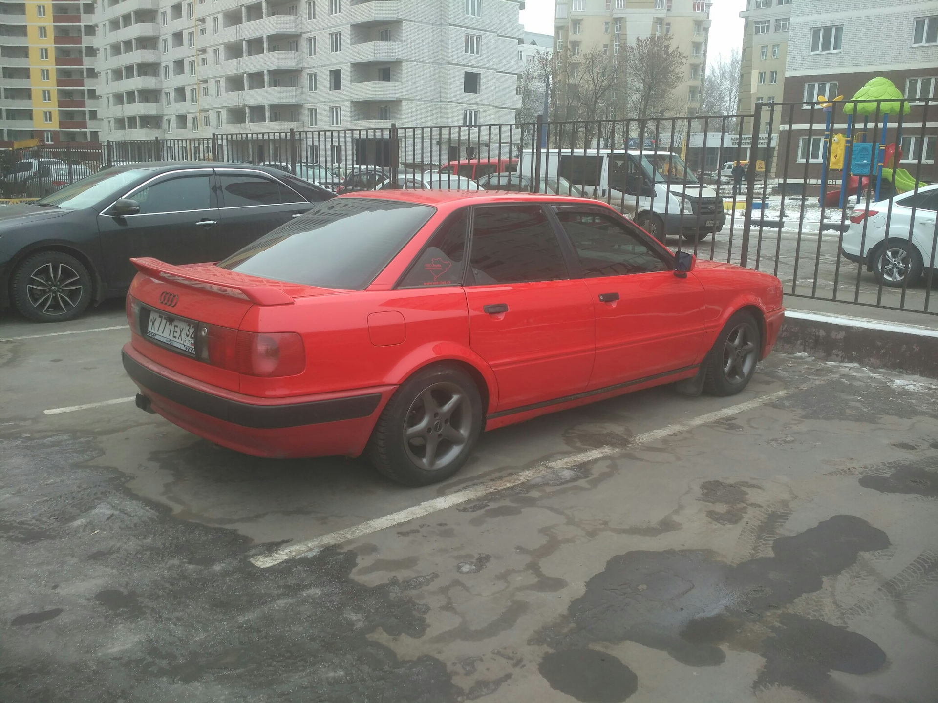 Красная 4 б. Ауди 80 красная. Ауди 80 б4 красная. Audi 80 b4 красная. Audi 80 b4 красная с черной крышей.