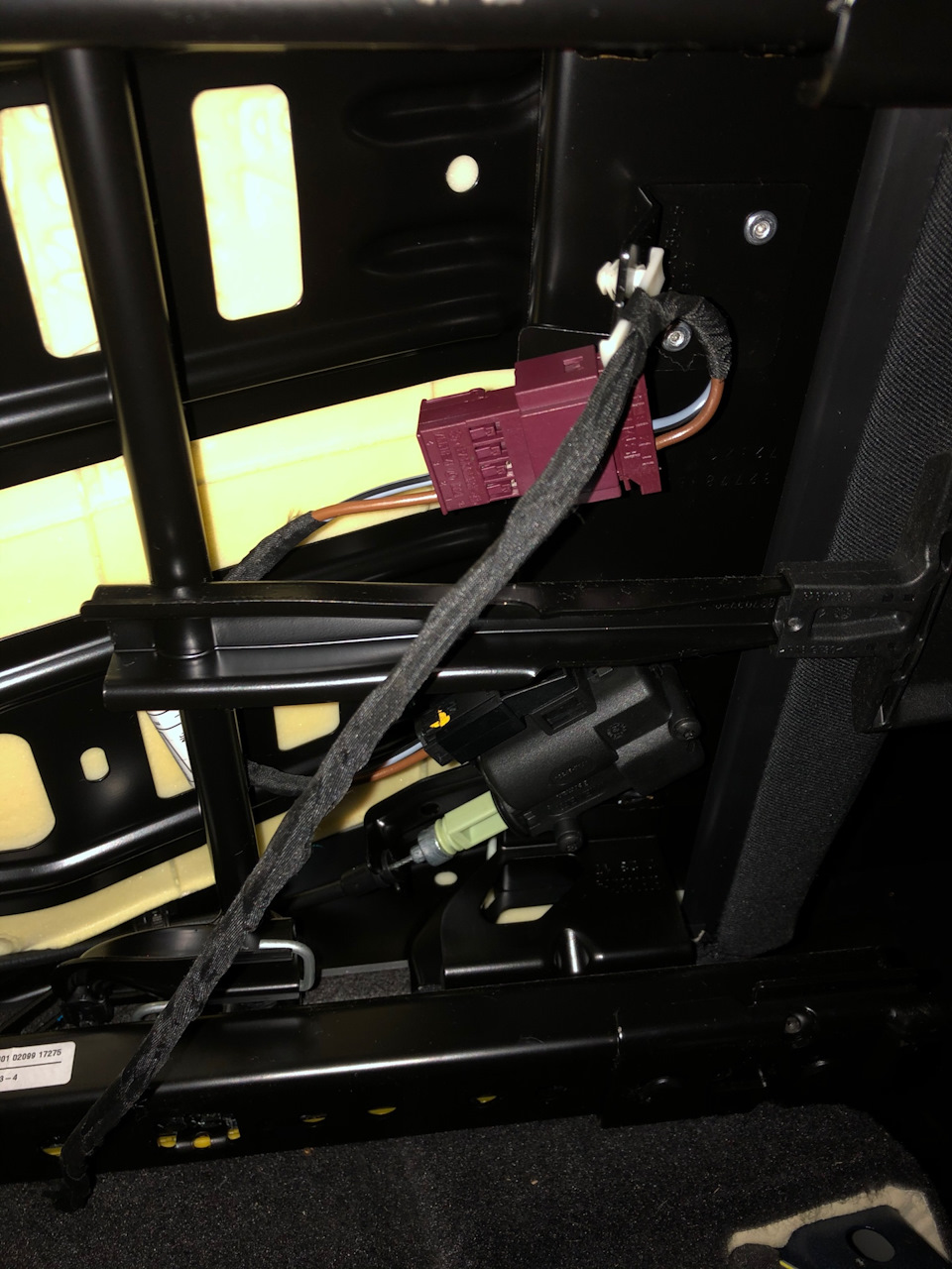 Ну и последним этапом разъединяем разъем, довольно легко идёт, но вот с большой половиной дивана сложнее, там надо будет делать это на ощуп, провода из пола не хватит, чтобы довольно сильно поднять его и сделать всё глядя на разъем — BMW 2 series Active Tourer (F45)