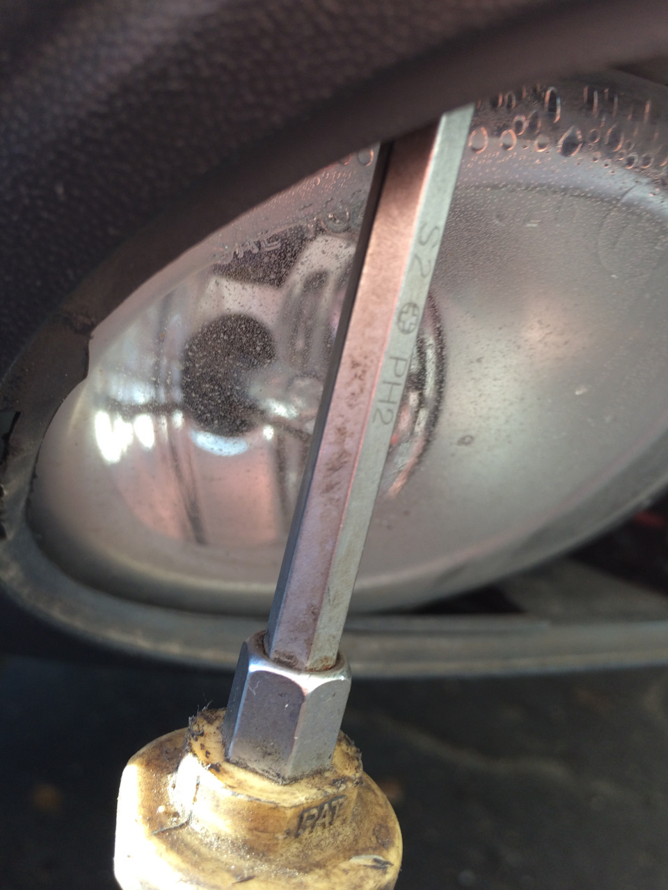 И один саморез сверху. Его можно полностью не выкручивать, достаточно ослабить. — Volkswagen Touareg (1G)