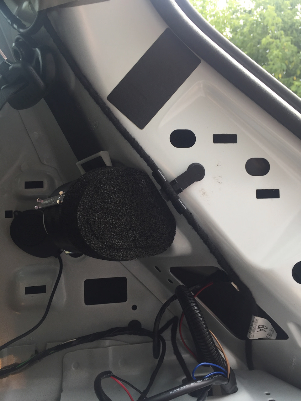 Проводка задней антенны на штатном месте — Ford Fiesta (Mk VI)