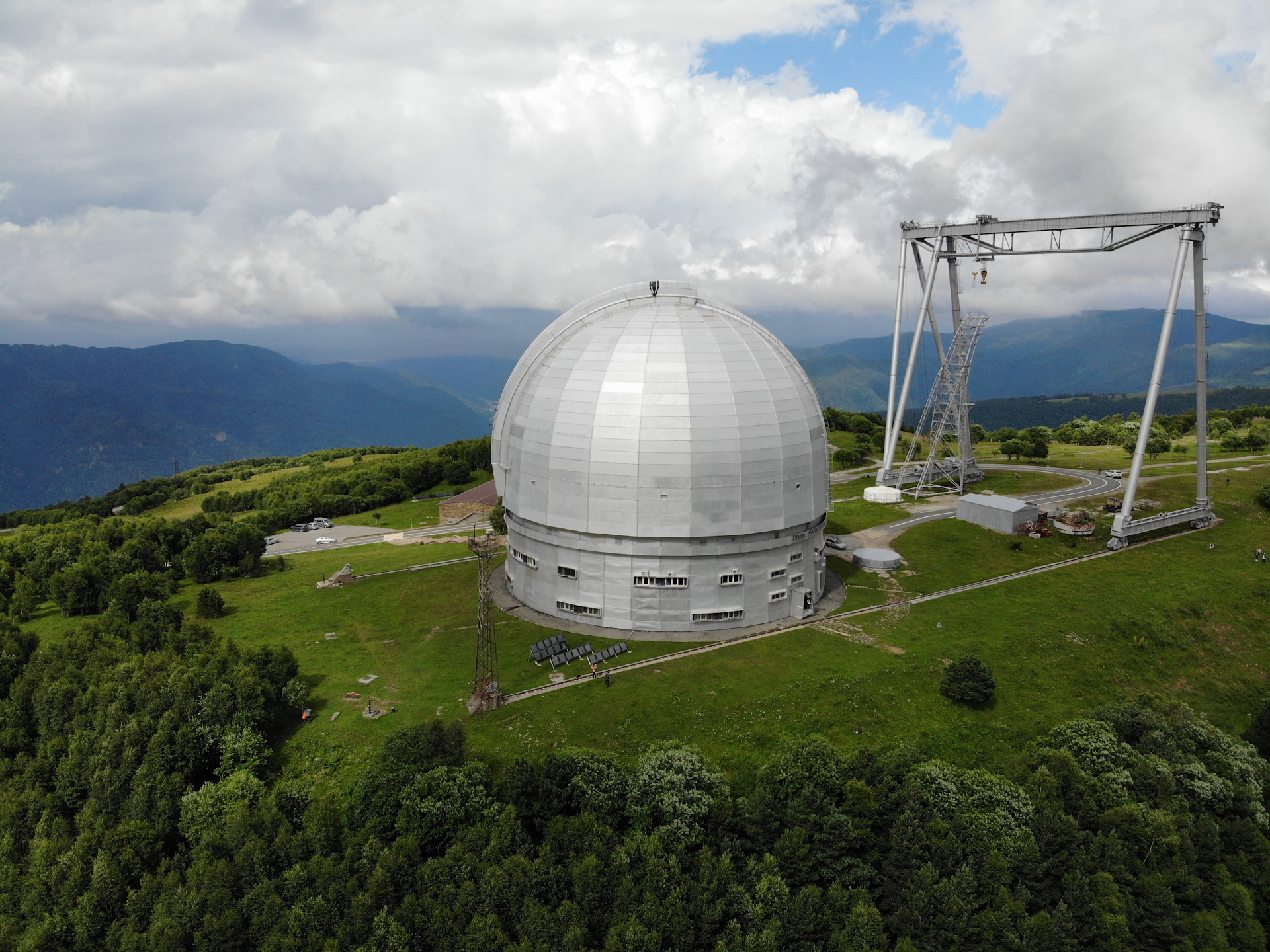 Самый большой телескоп в мире находится. Обсерватория Архыз. Архыз Зеленчукская обсерватория. Обсерватория РАН Архыз. Зеленчукская астрофизическая обсерватория.