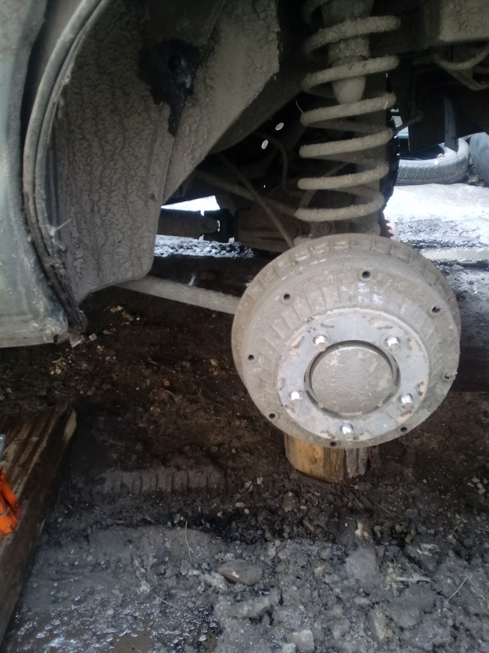 Снять колесо пролить винты крепления подкрылка WDшкой — Lada 2120 Надежда