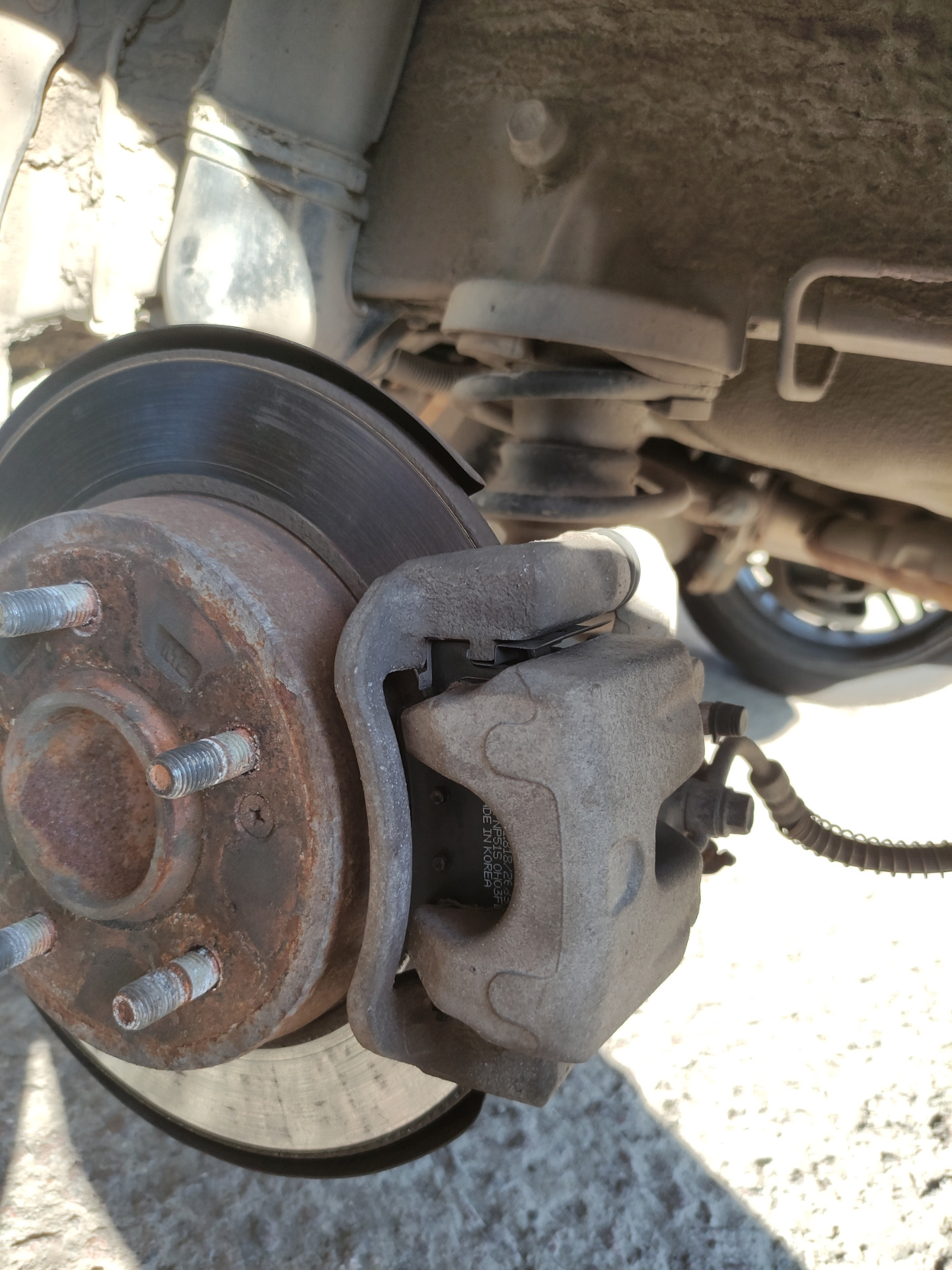 Примерка скобы суппорта — Hyundai Veloster (1G), 1,6 л, 2012 года ...