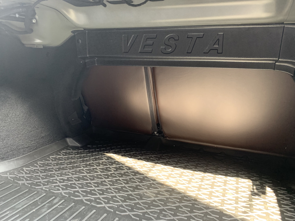 Конечный вид багажника с установленной накладкой. — Lada Vesta (1G)
