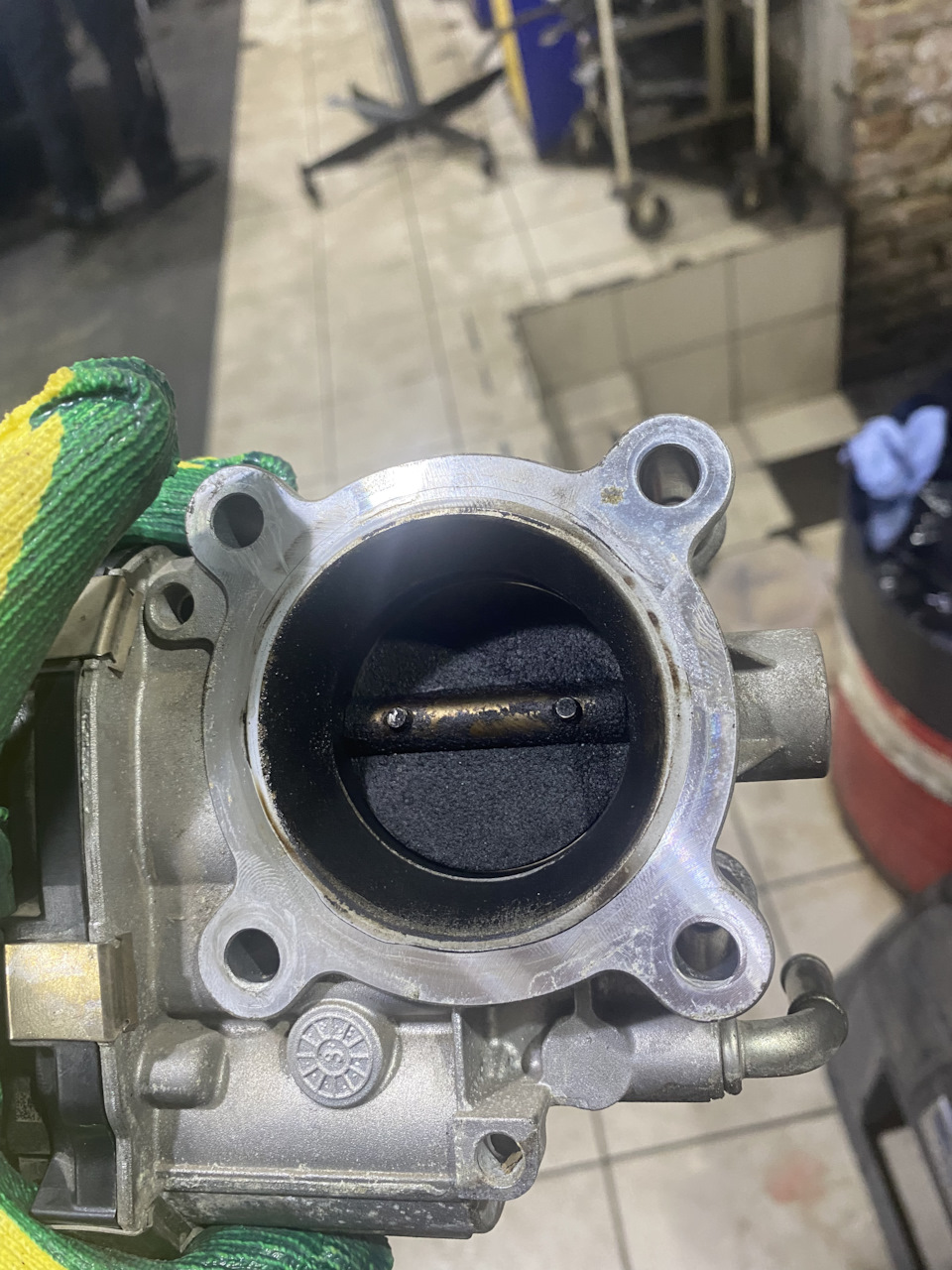 Чистка дросселя, датчика в впускном коллекторе и установка передней ...