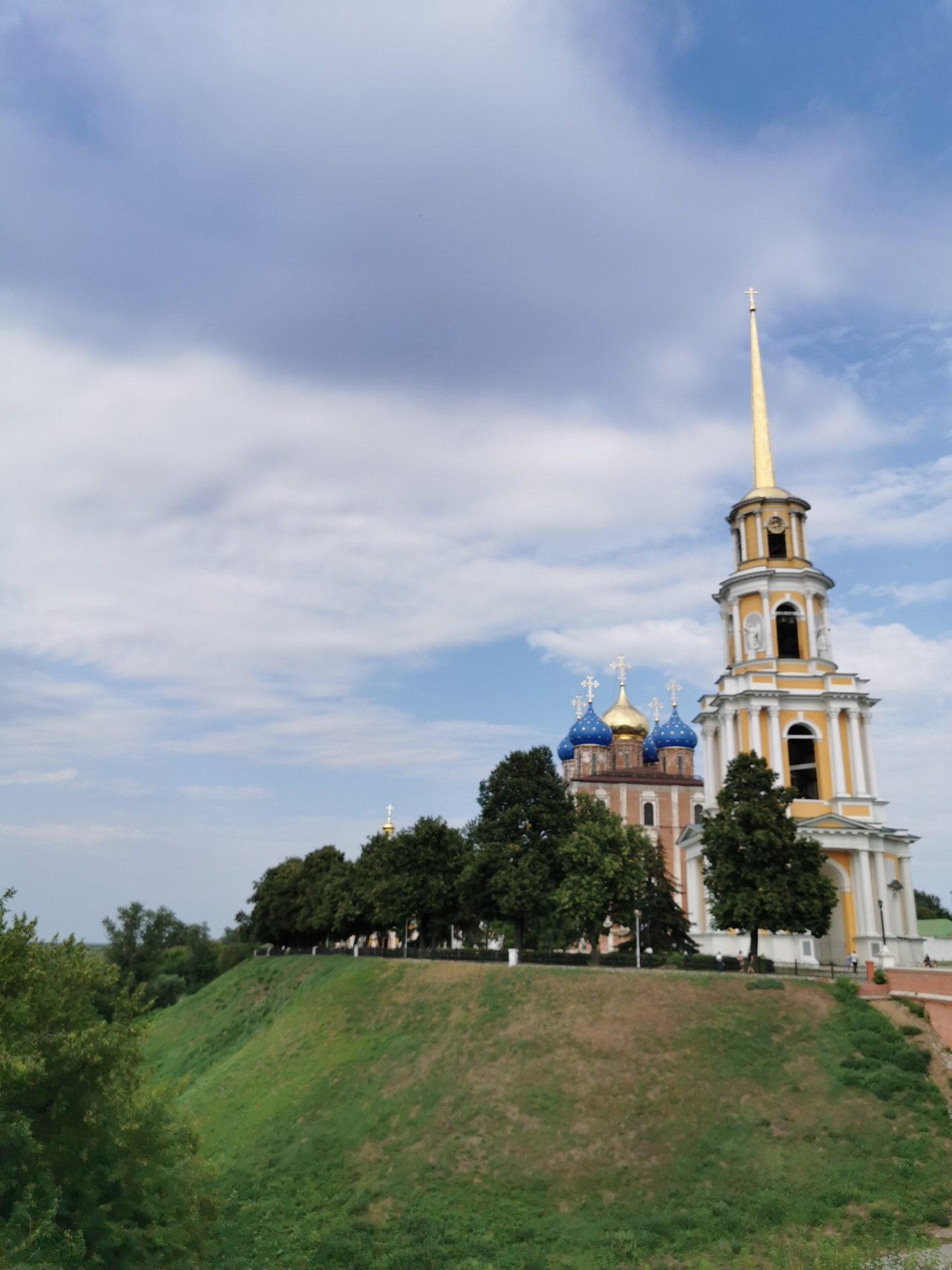 Реальное время в рязани. Рязань Кремль. Рязанский Кремль со стороны реки. Путешествие по России. Рязань историческое поселение.