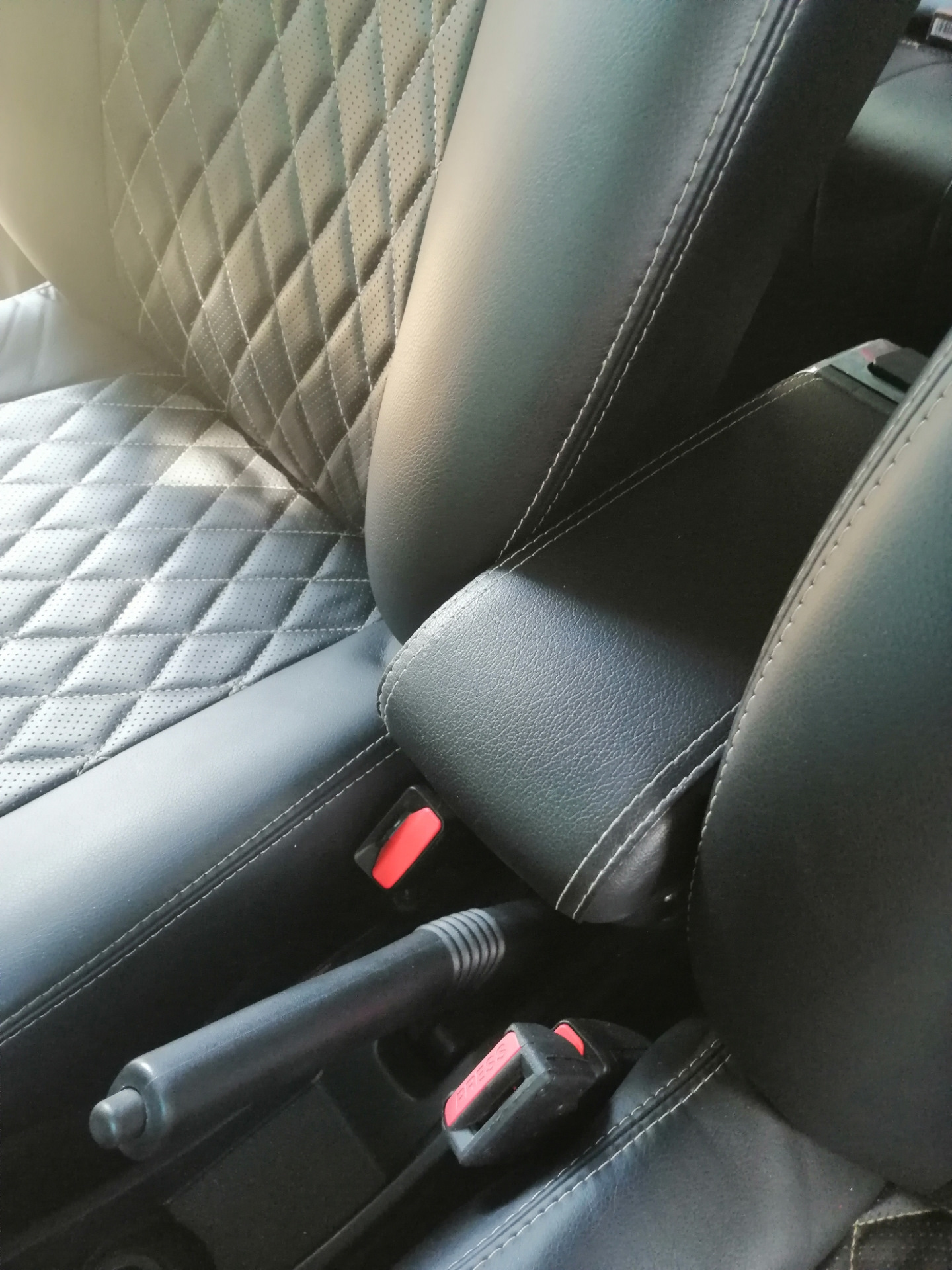 Подлокотник в рено дастер. — Renault Duster (1G), 1,6 л, 2018 года ...