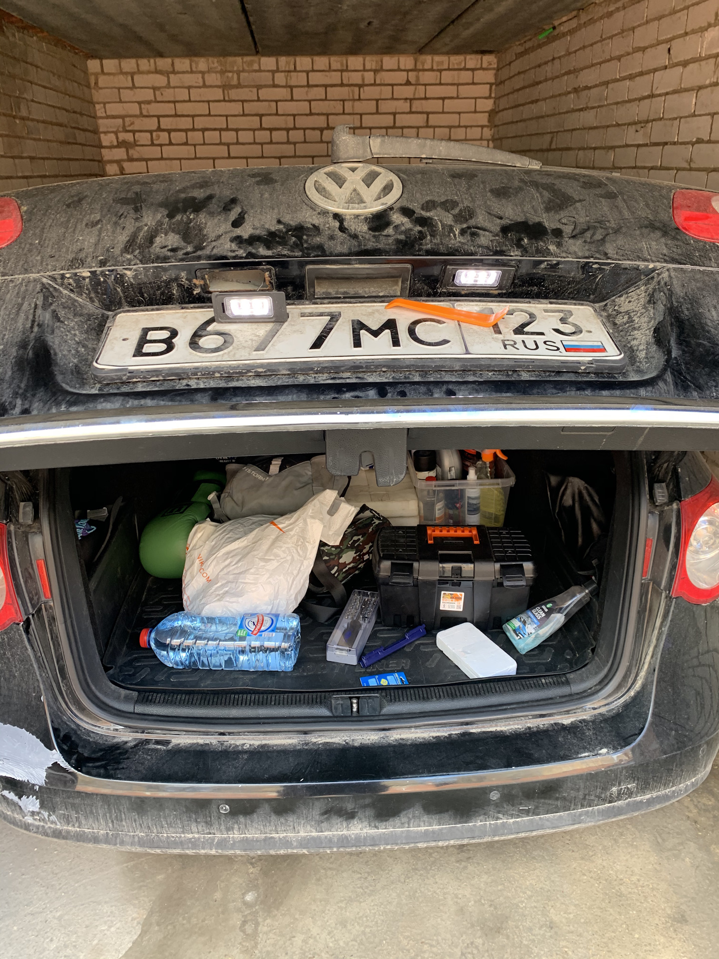 Замена ламп подсветки номера — Volkswagen Passat B6, 1,4 л, 2009 года ...