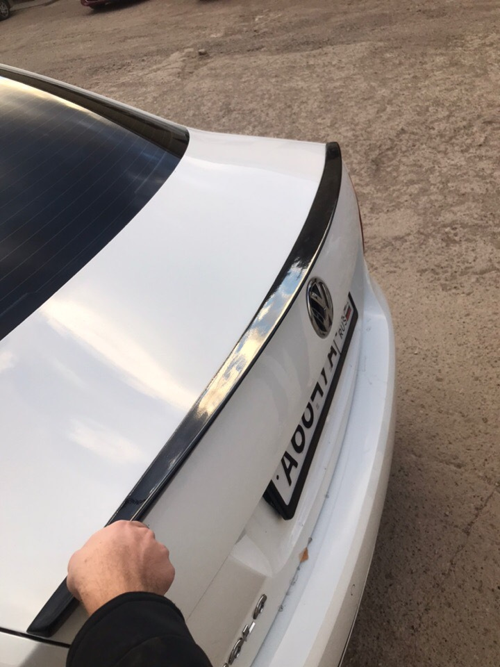 TCAAAgK0xOA 960 белый поло седан с черной крышей