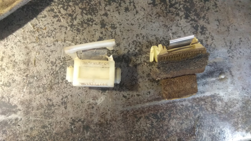 Внутренние бархотки, обе разорваны от них царапины на стекле. — Subaru Legacy (BL/BP)