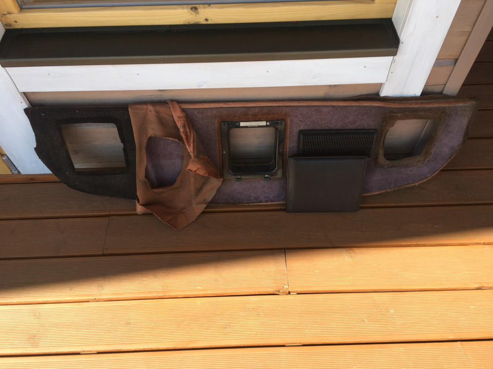 снимаем стремную тряпку, которой перетянута полка — Toyota Crown (S120)