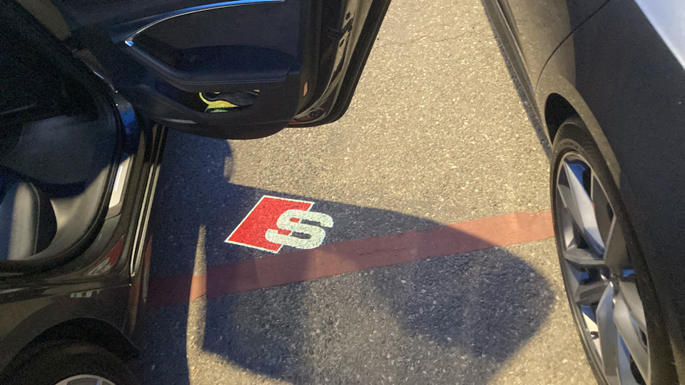 Проекция “S” на дверях — Audi A6 (C8), 3 л, 2018 года | тюнинг | DRIVE2