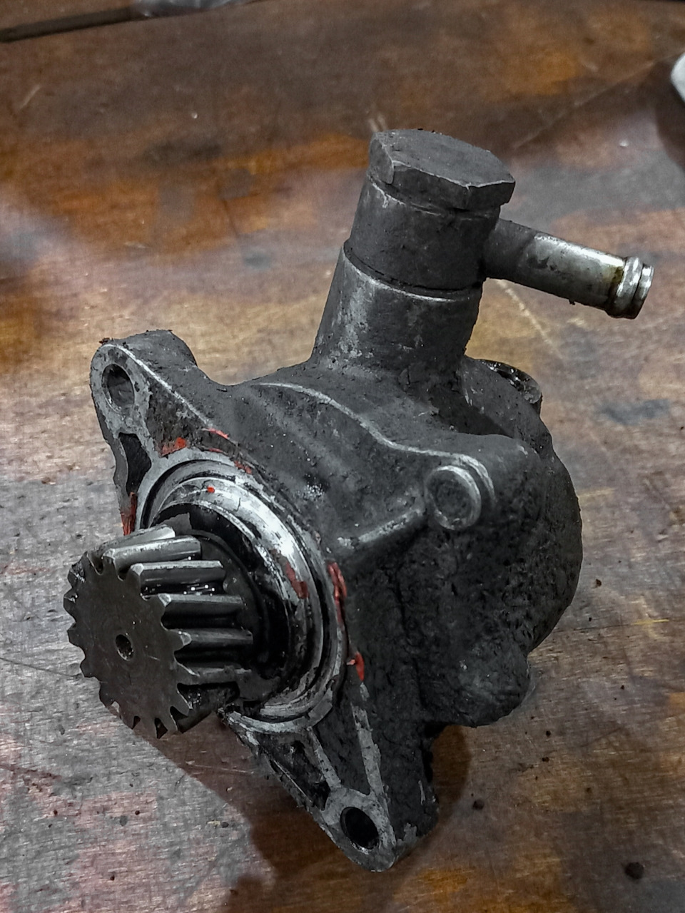 Насос, очень грязный. Необходимо провести чистку. — Mitsubishi Pajero (1G)