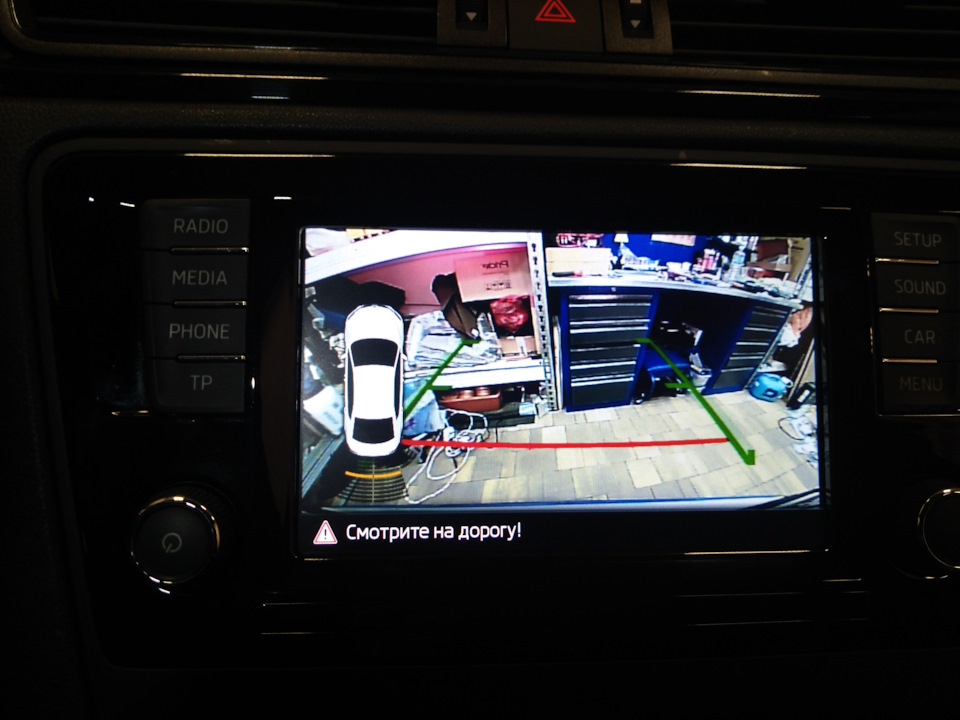 Skoda Rapid. Установка камеры заднего вида с омывателем. — DRIVE2