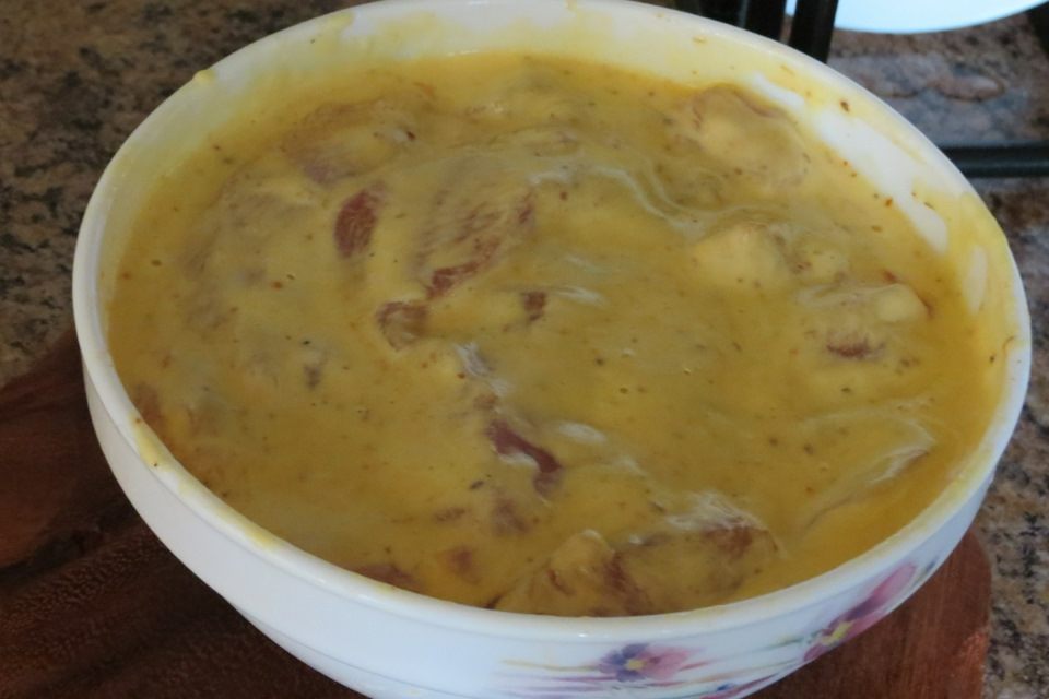 курица в минералке на сковороде. TEAAAgFgOOA 960. курица в минералке на сковороде фото. курица в минералке на сковороде-TEAAAgFgOOA 960. картинка курица в минералке на сковороде. картинка TEAAAgFgOOA 960. Разошлась чего-то я))) И решила снова приготовить ужин))) А на ужин сегодня курица, точнее куриное филе в кляре на минеральной воде…простое блюдо, которое понравится и взрослым и детям…отличный вариант, когда уже просто не знаешь чего бы еще приготовить из курицы) Сочное, нежное куриное мясо и золотистый хрустящий аппетитный кляр, а волшебные пузырьки придают кляру какую-то невесомость. Филе у меня было грамм 600, его режем на небольшие полоски, кусочки, как угодно.