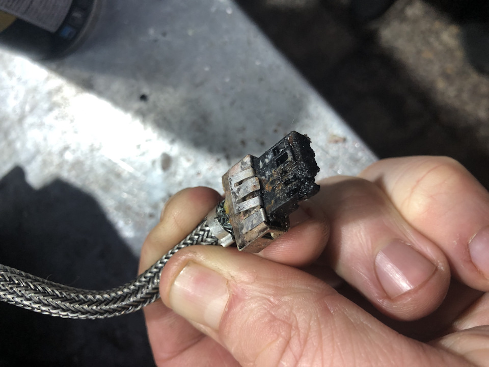 Разъем эбу меган 2. Провод массы nissan pathfinder r51. Фишка бензонасоса субару xv. Меган 2 сломан фиксатор разъема на эбу. Сгнил разъем лампы.